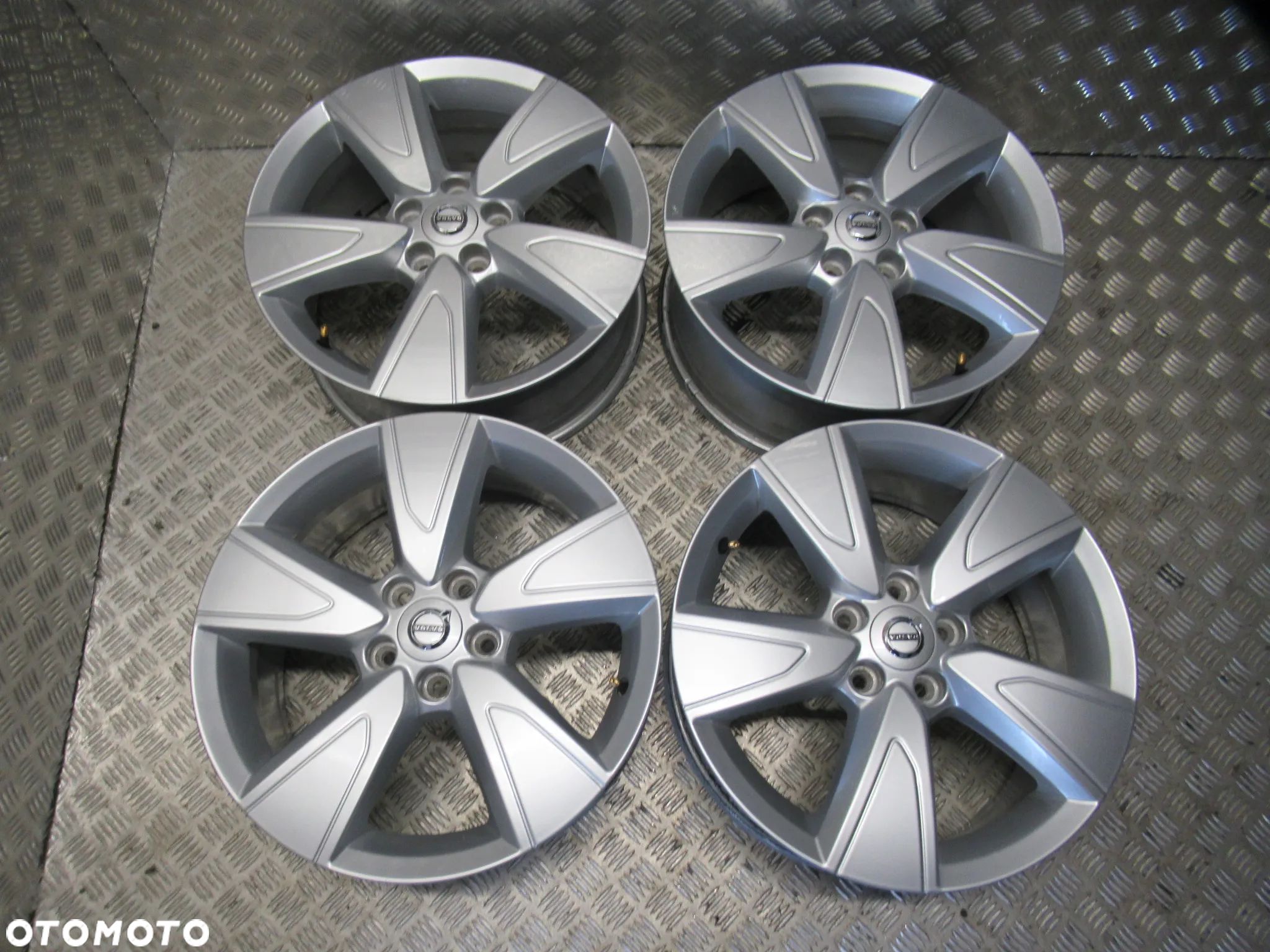 Felgi Volvo XC40 XC60 XC70 C40 C70 V40 V70 V90 7,5Jx17 et50,5 5x108 BDB - 1