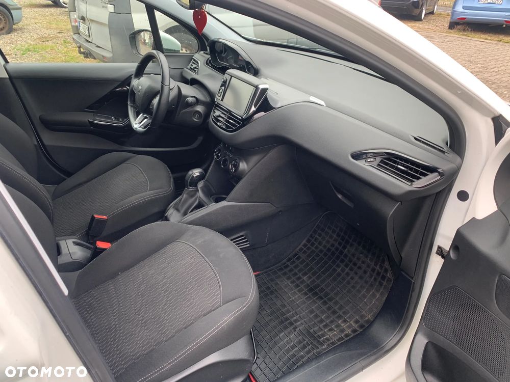 Peugeot 208 - 6