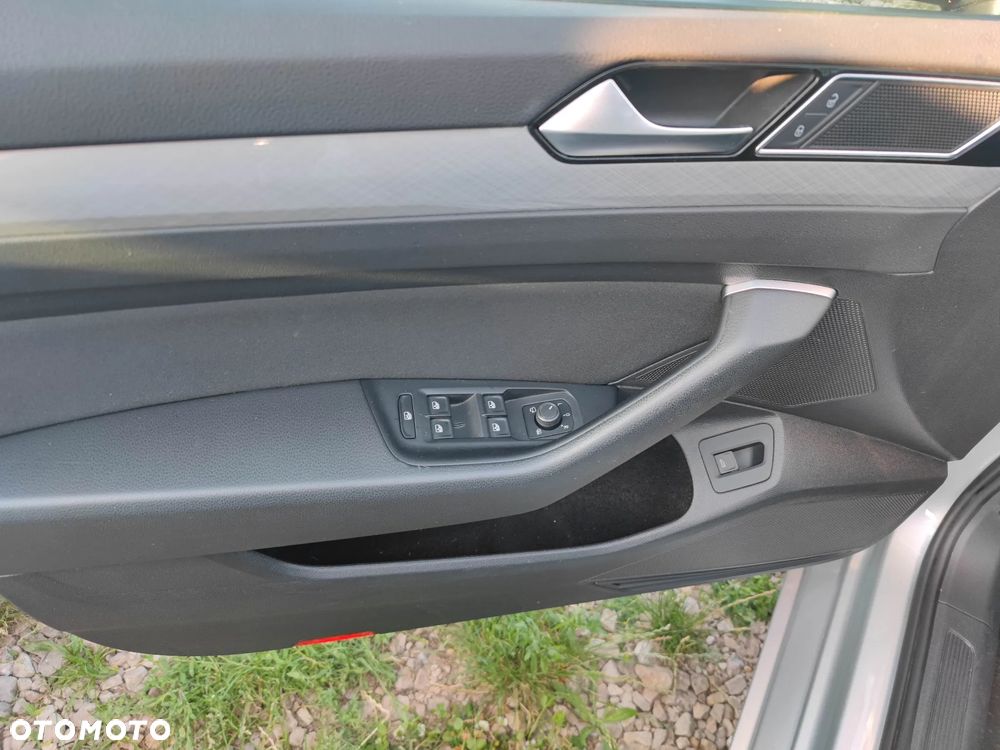 Volkswagen Passat 2.0 TDI SCR DSG Conceptline - 9