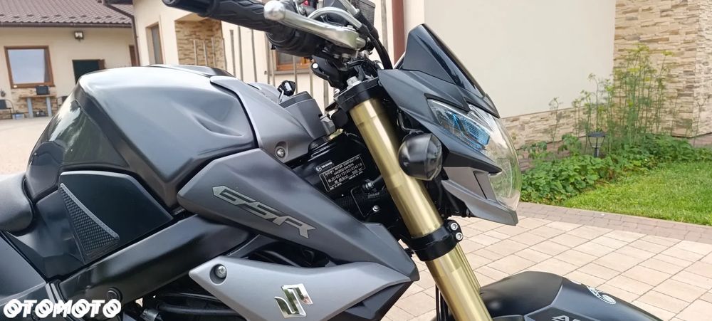 Suzuki GSR - 28
