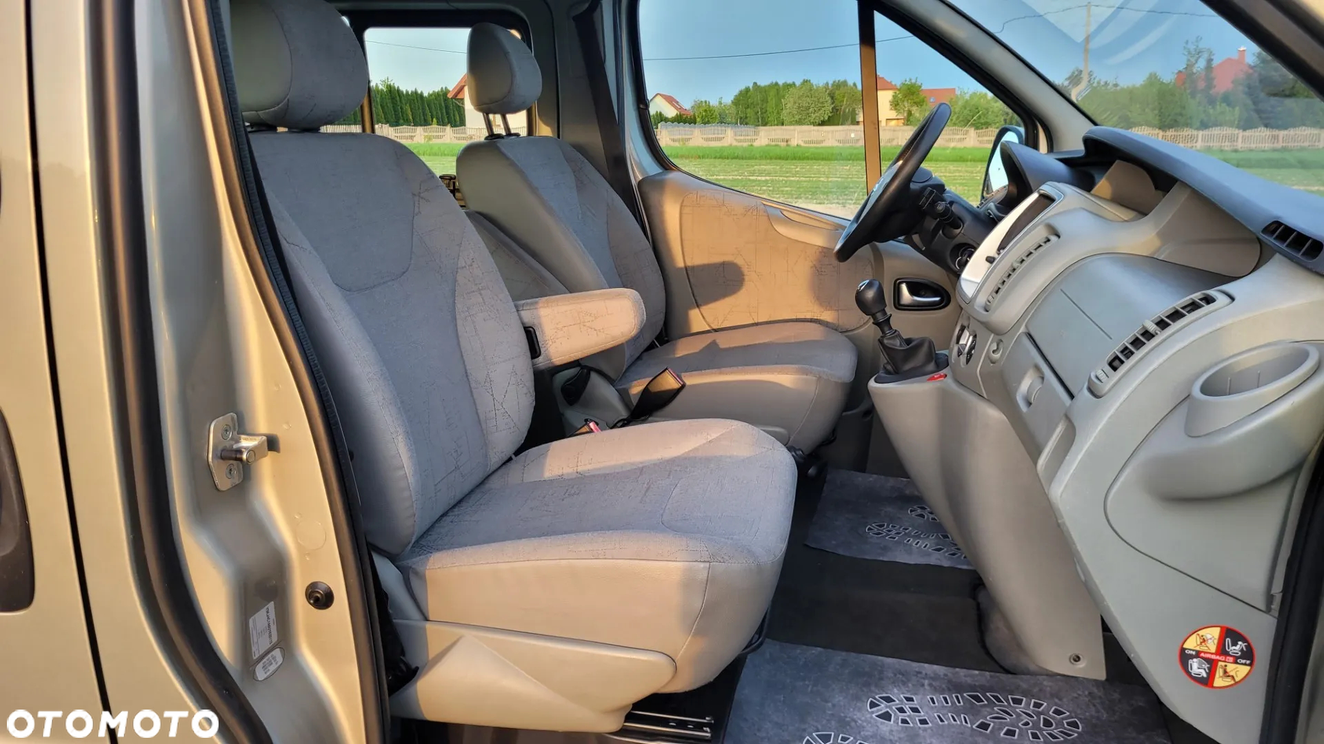 Renault Trafic 2.0 dCi 115 FAP Grand Passenger Black Edition - 16