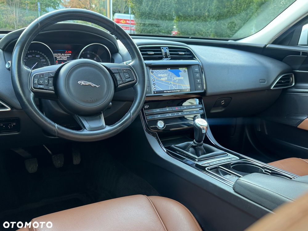 Jaguar XE 2.0 D Prestige - 23