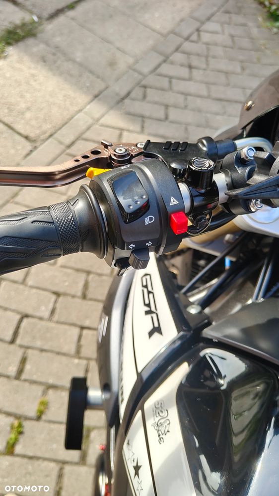 Suzuki GSR - 13