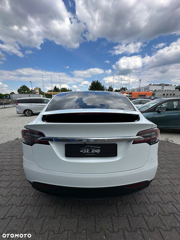 Tesla Model X - 12