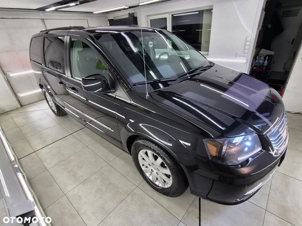 Chrysler Town & Country 2015 photo 3