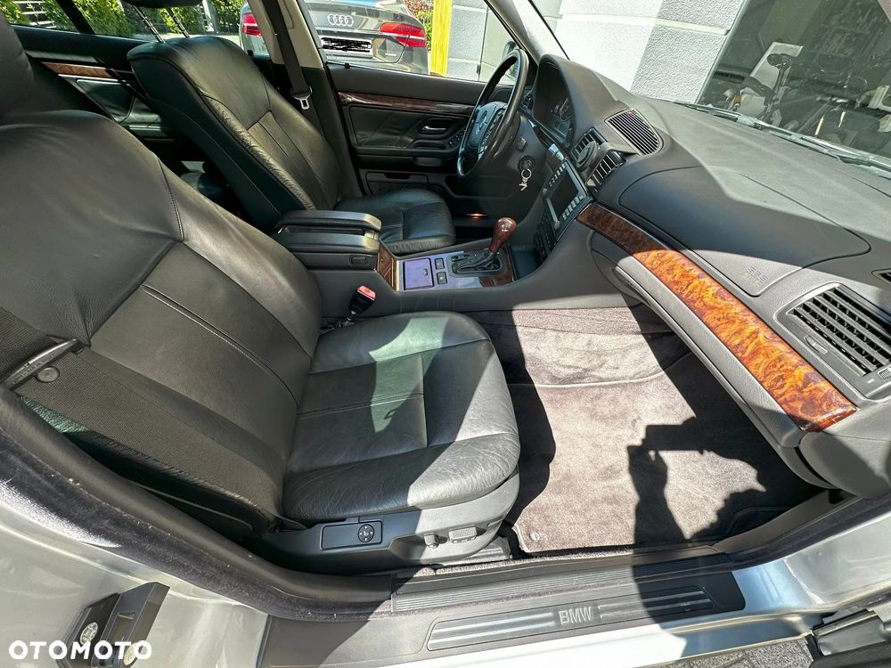 BMW Seria 7 740i V8 - 27