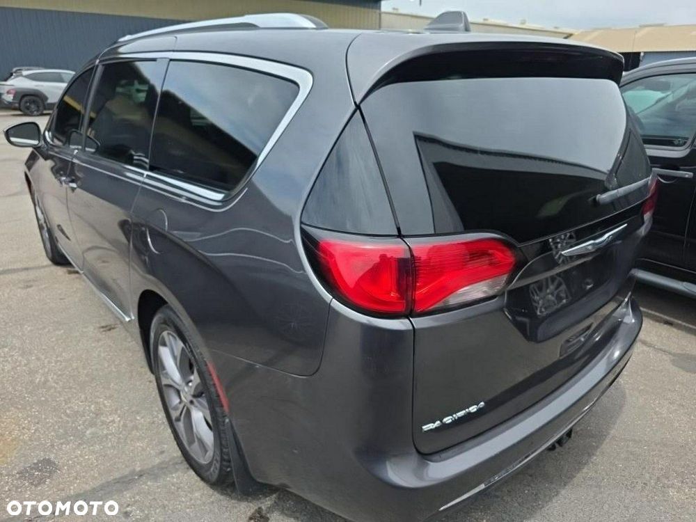 Chrysler Pacifica - 6
