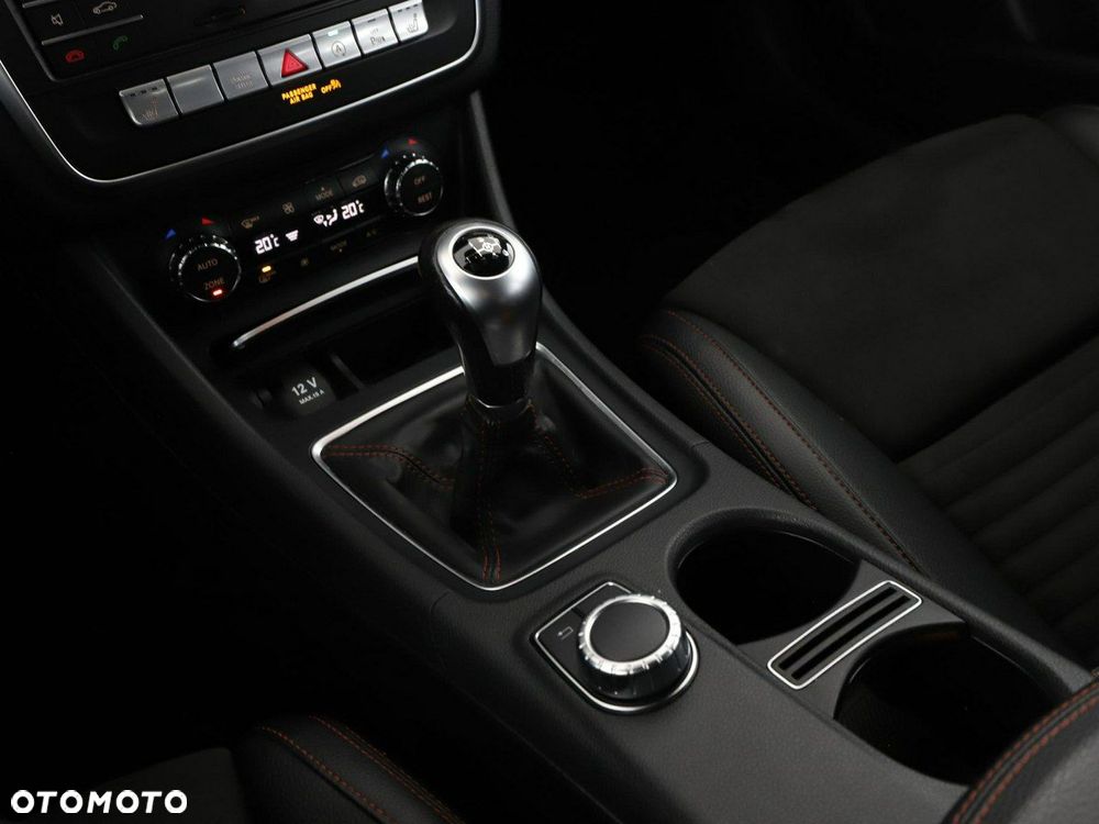 Mercedes-Benz GLA 180 AMG Line - 29