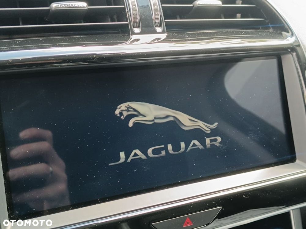 Jaguar XE - 30
