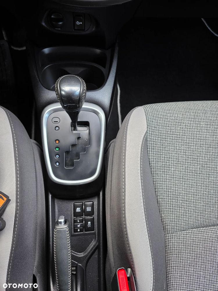 Toyota Yaris Hybrid 100 Premium - 24