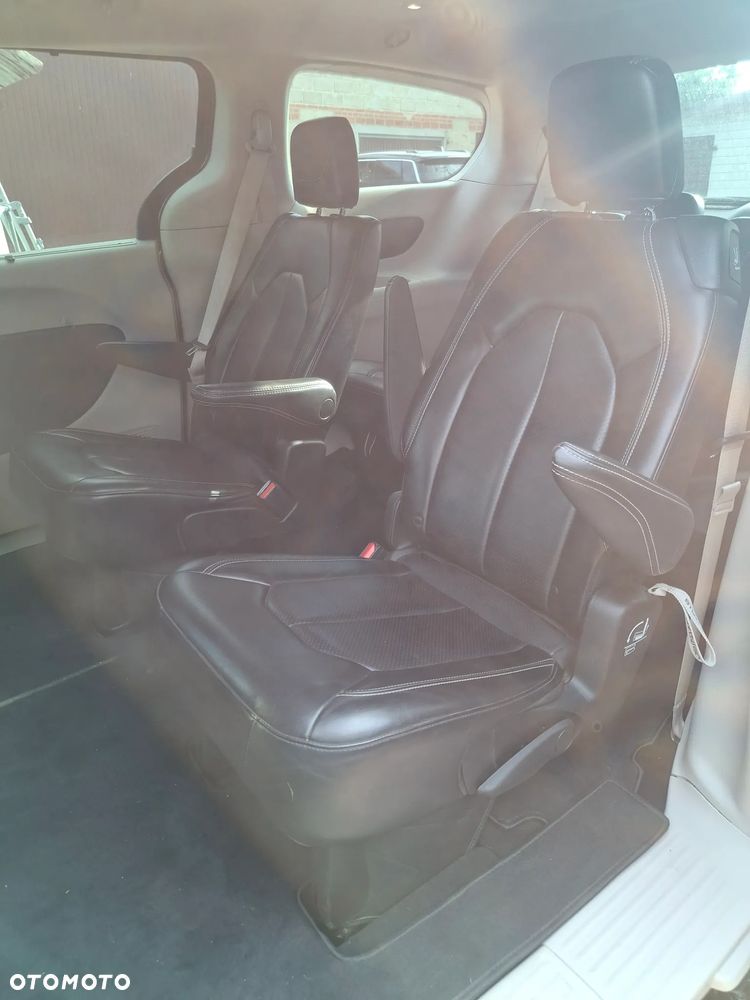 Chrysler Pacifica - 16