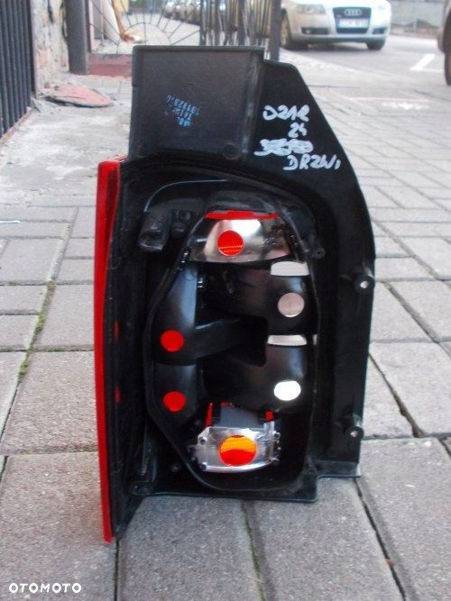 VW T5 LIFT 2009-2015 DRZWI PRAWA TYLNA LAMPA ZAMIENNIK - 3