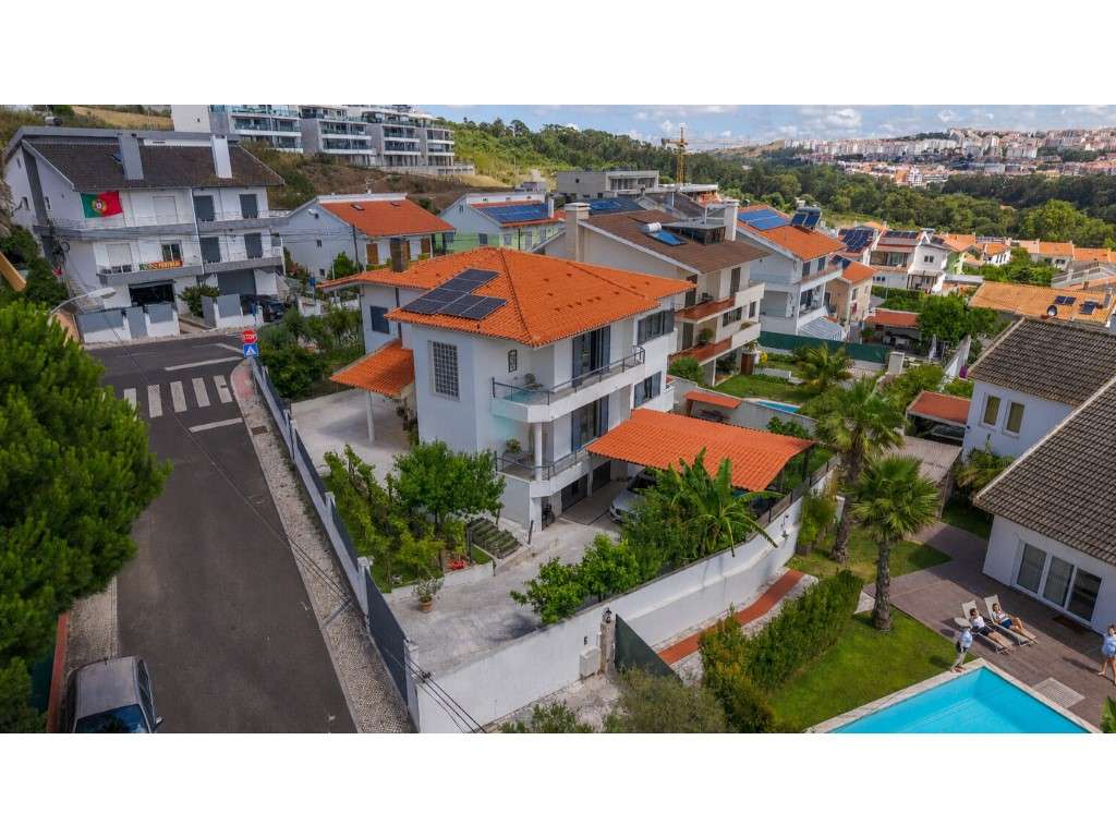 Moradia Isolada T5 Totalmente Remodelada em Oeiras | Jardim, Privac... - Grande imagem: 2/58