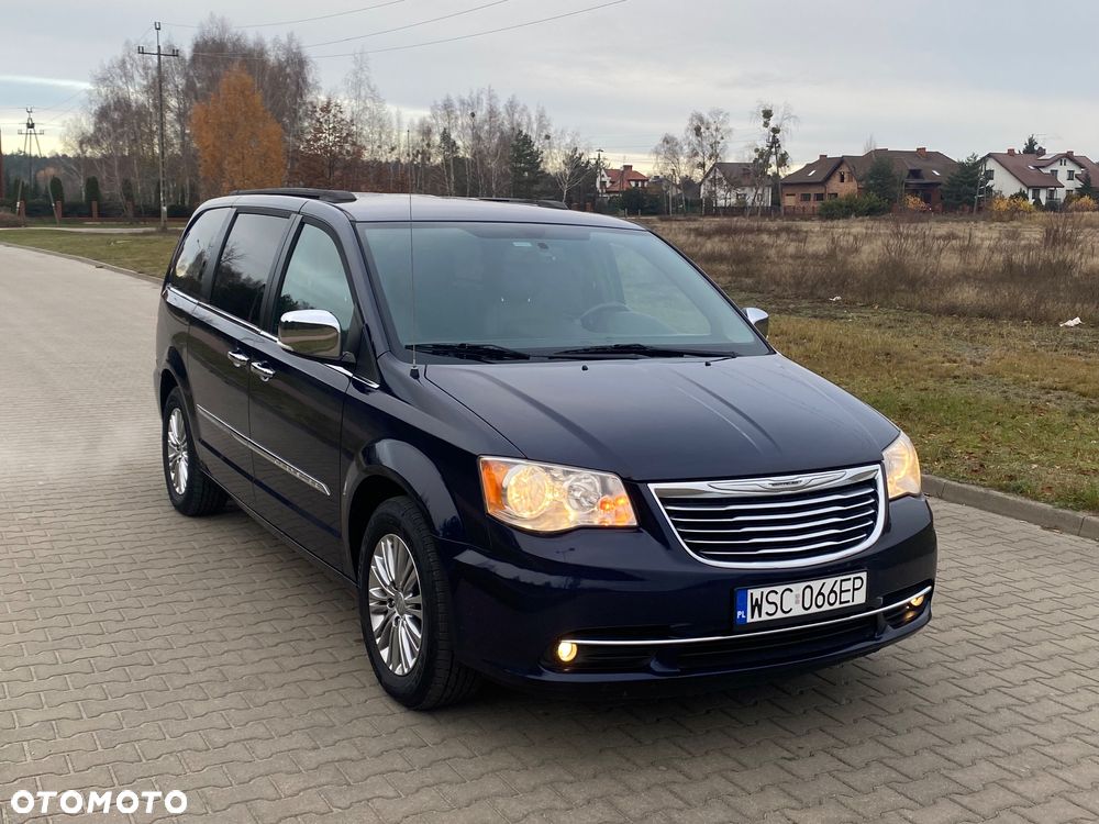 Chrysler Town & Country - 5