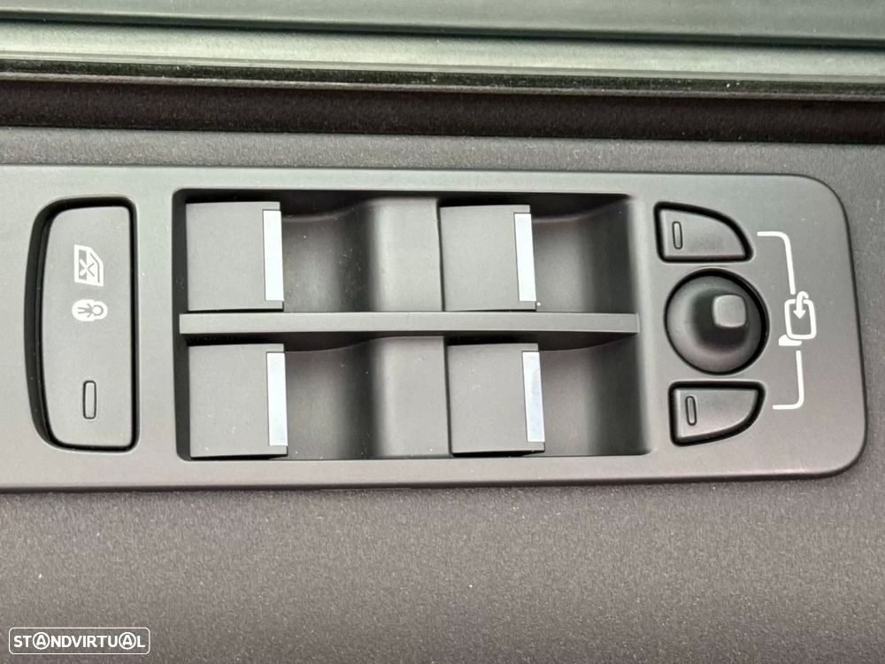 Land Rover Discovery Sport 1.5 I3 P300e AWD SE — fotografia 23