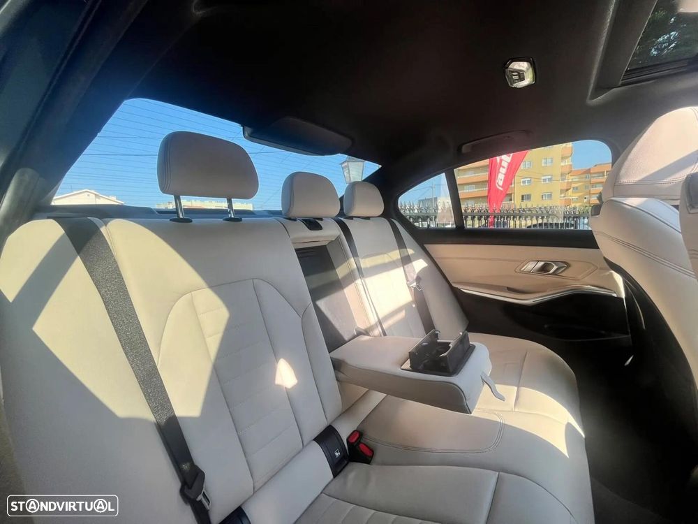 BMW 330 e Pack Desportivo M Auto - 26