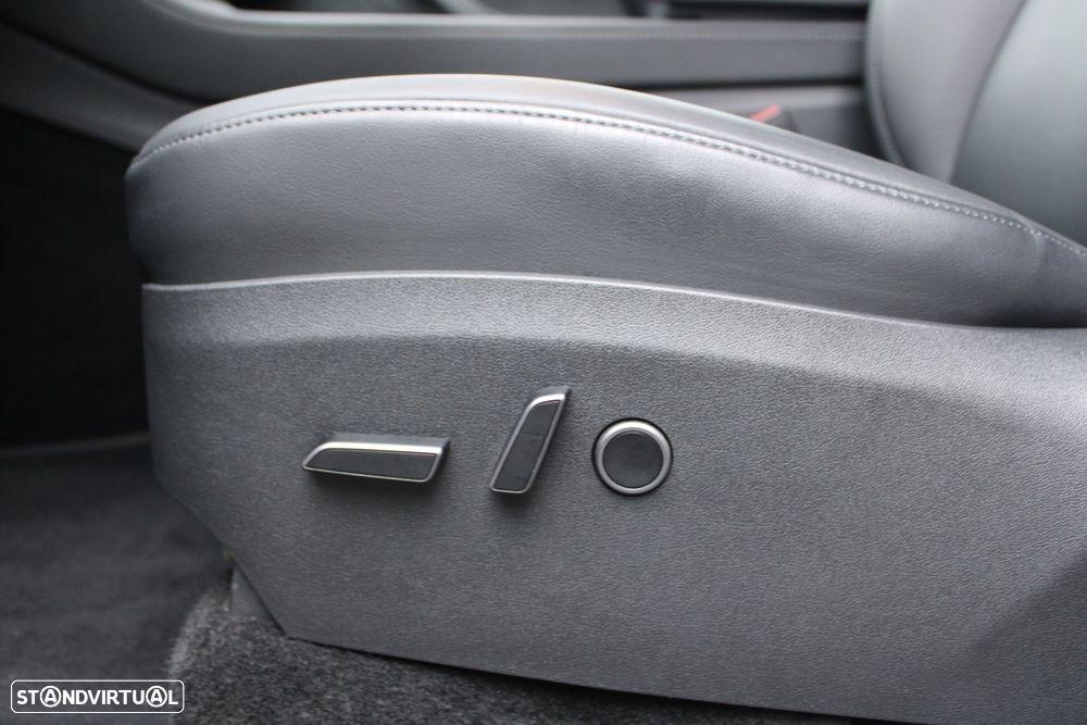 Tesla Model Y Long Range Dual Motor AWD - 27