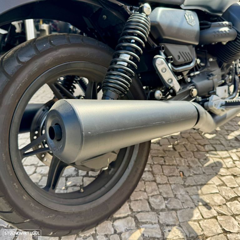 Moto Guzzi V7 Stone - 18