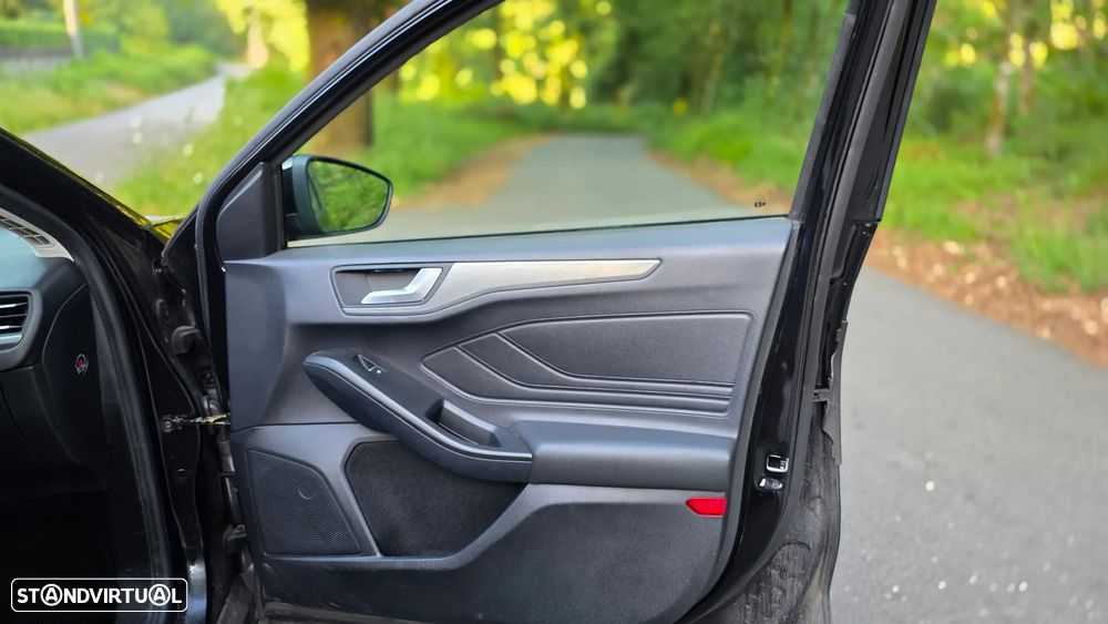 Ford Focus 1.0 EcoBoost S&S ST-LINE X - 16