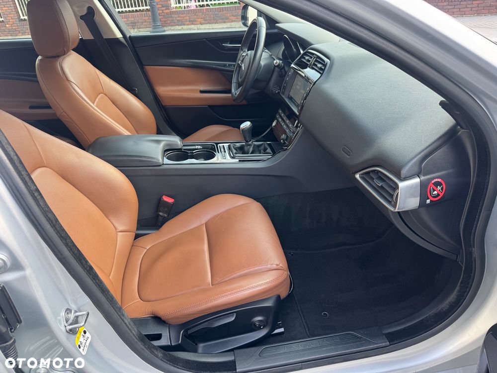 Jaguar XE 2.0 D Portfolio - 19