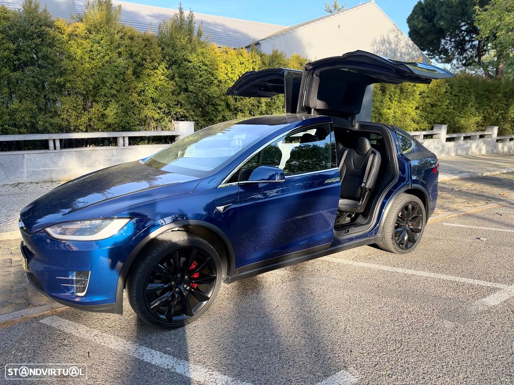 Tesla Model X - 11