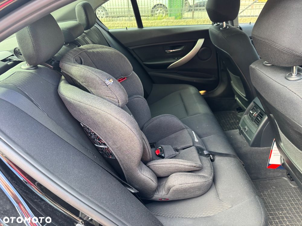 BMW Seria 3 318d Luxury Line EU6 - 28