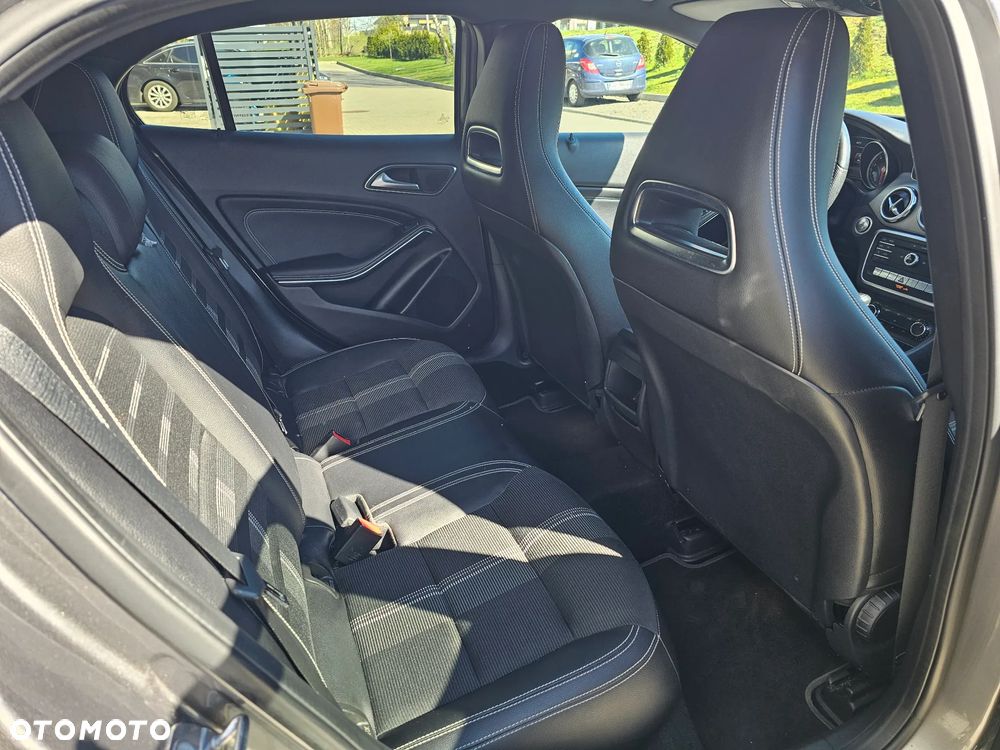Mercedes-Benz GLA 200 Urban - 11