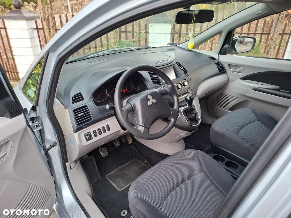 Mitsubishi Grandis - 15