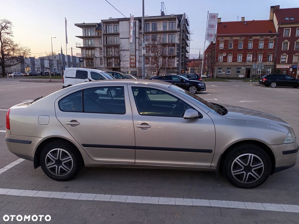Skoda Octavia 1.6 FSI Ambiente - 4