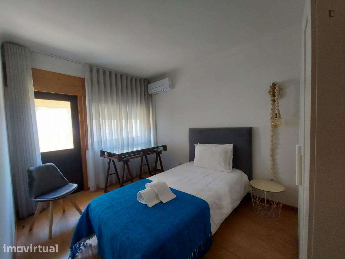 Quarto - localizado em Santa Marinha Porto - Grande imagem: 5/15