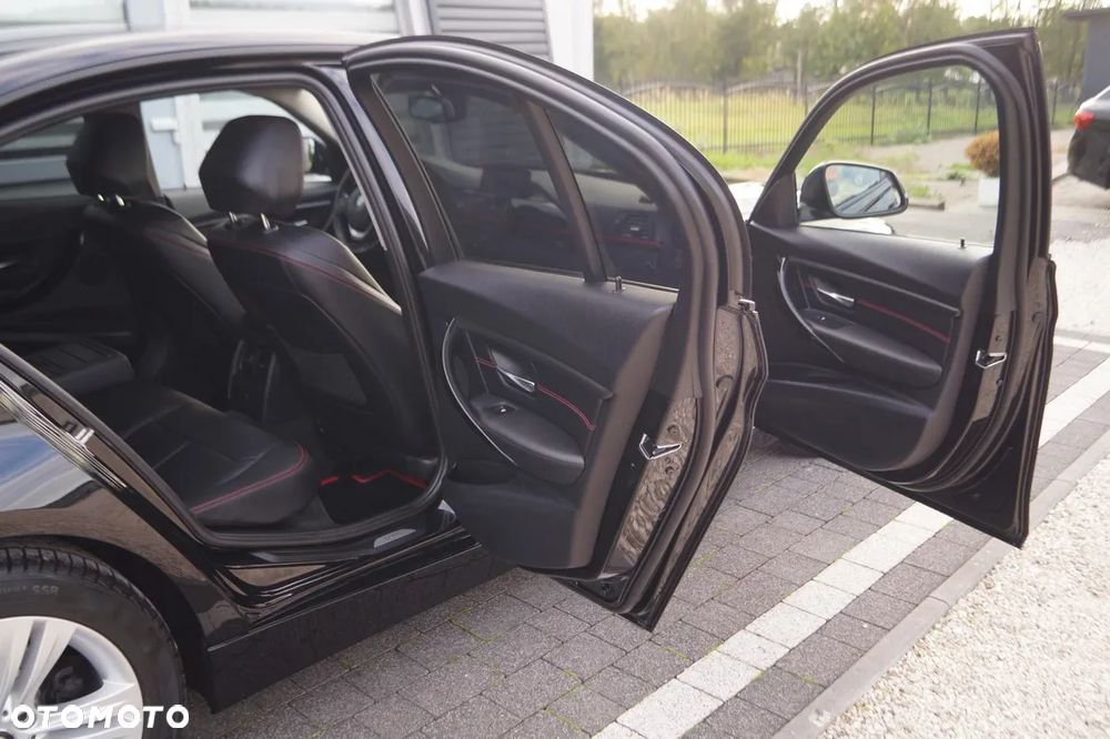 BMW Seria 3 328i xDrive Sport-Aut Sport Line - 32