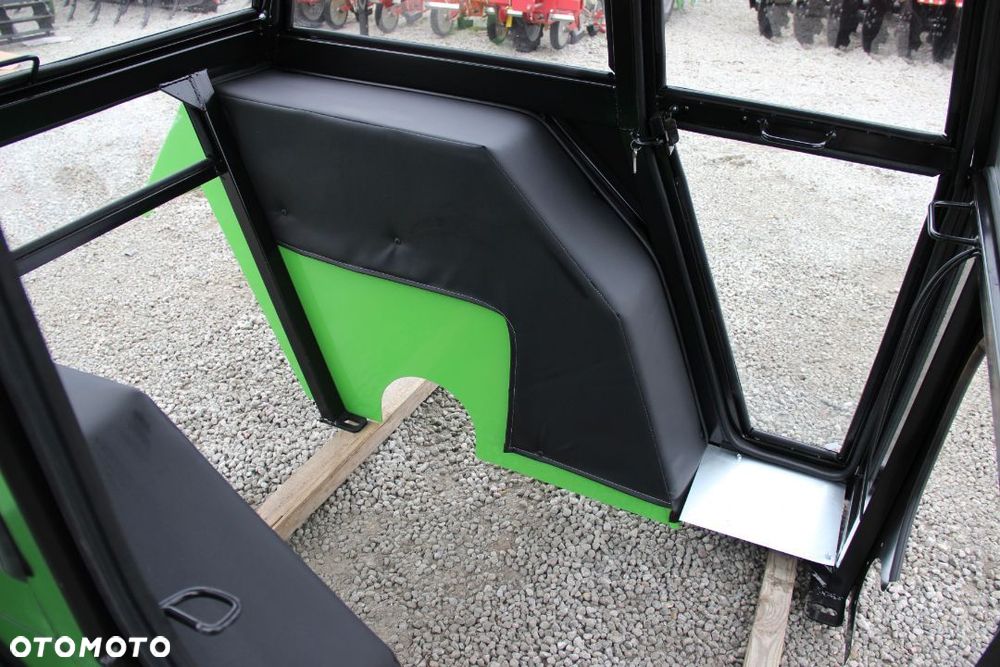 Kabina do ciągnika C- 360 Standard z błotnikami zielona - 5