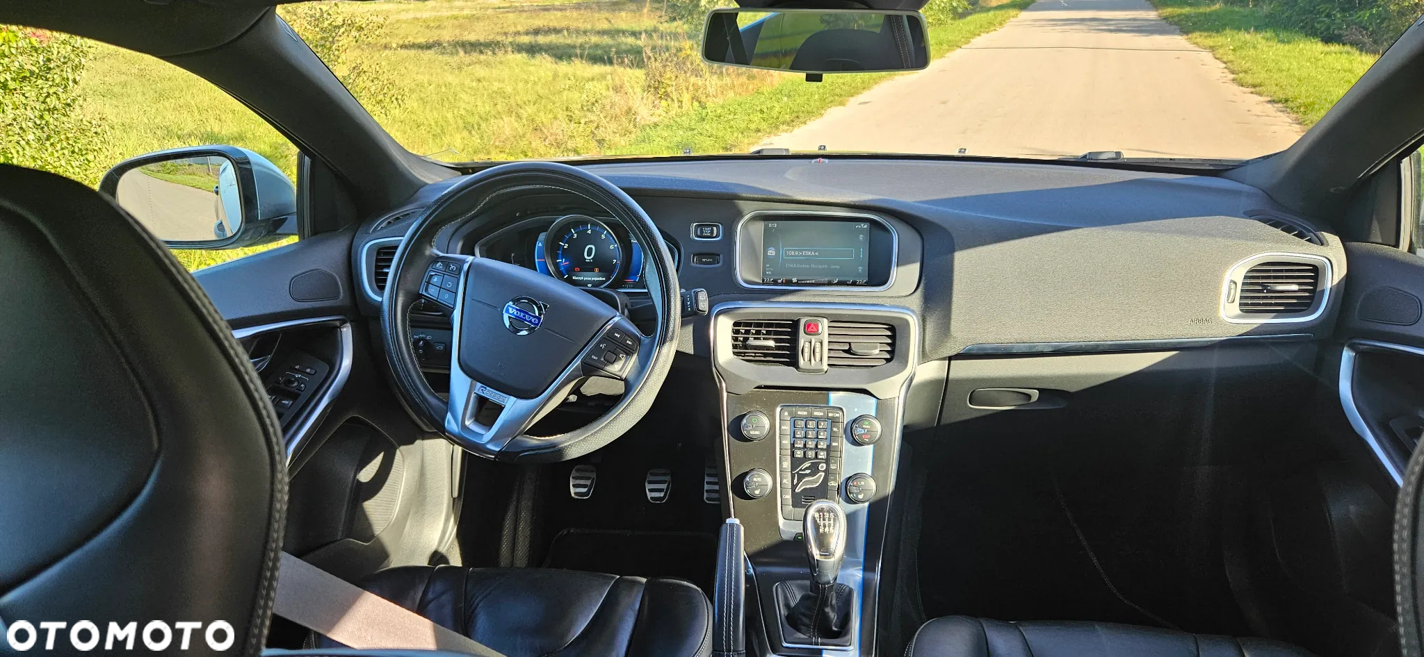 Volvo V40 T3 R-Design - 17