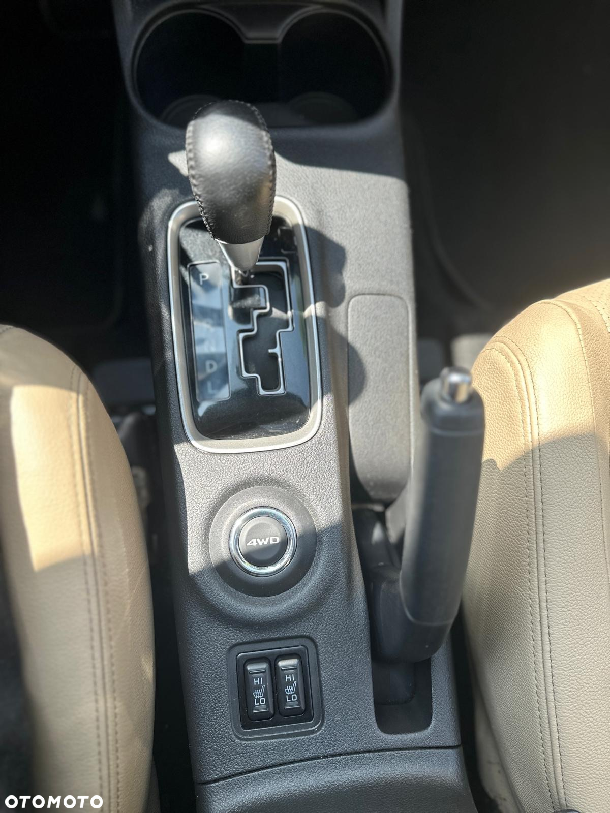 Mitsubishi Outlander 2.0 Intense + Navi 4WD CVT - 22