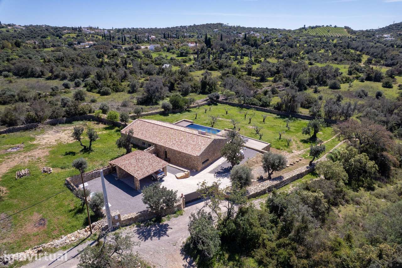 Moradia T3 Térrea de Luxo com Piscina Infinita, Privacidade Total e Am - Grande imagem: 4/23
