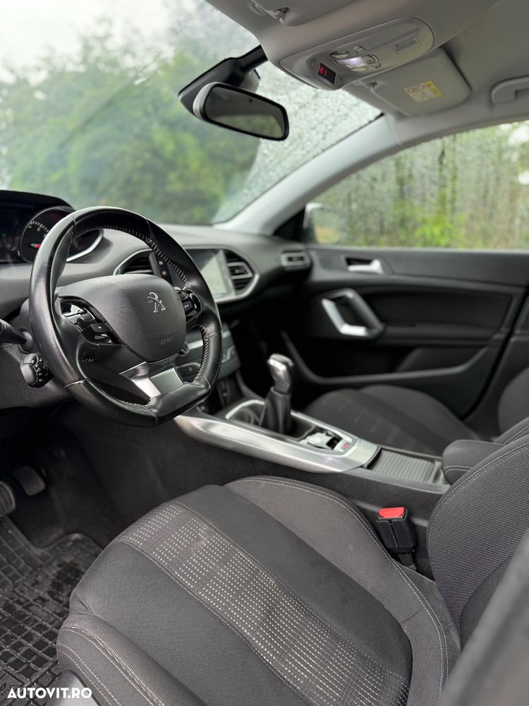 Peugeot 308 1.2 L PureTech Turbo S&S Allure - 22