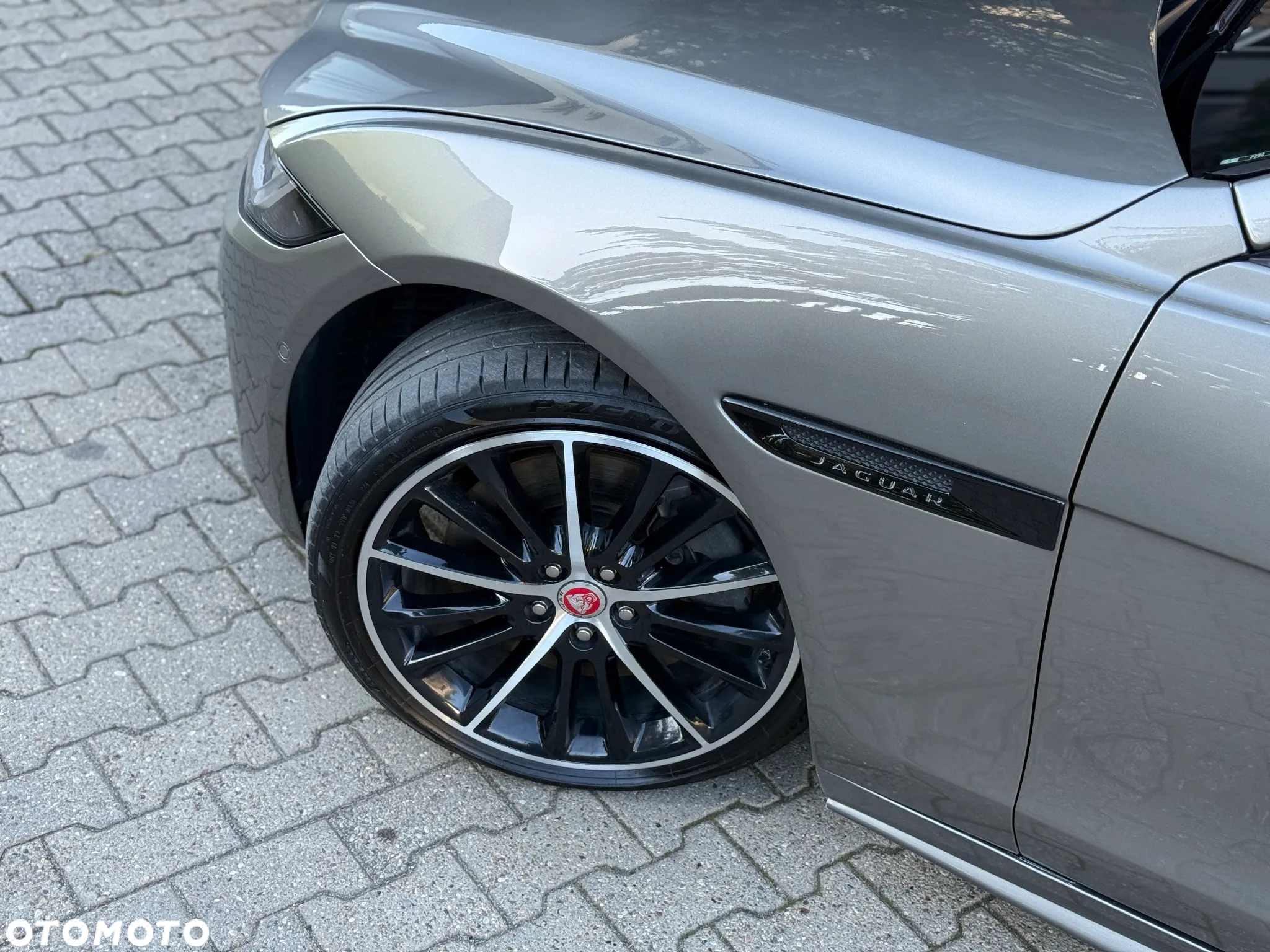 Jaguar XE 2.0 P250 R-Dynamic Black - 26