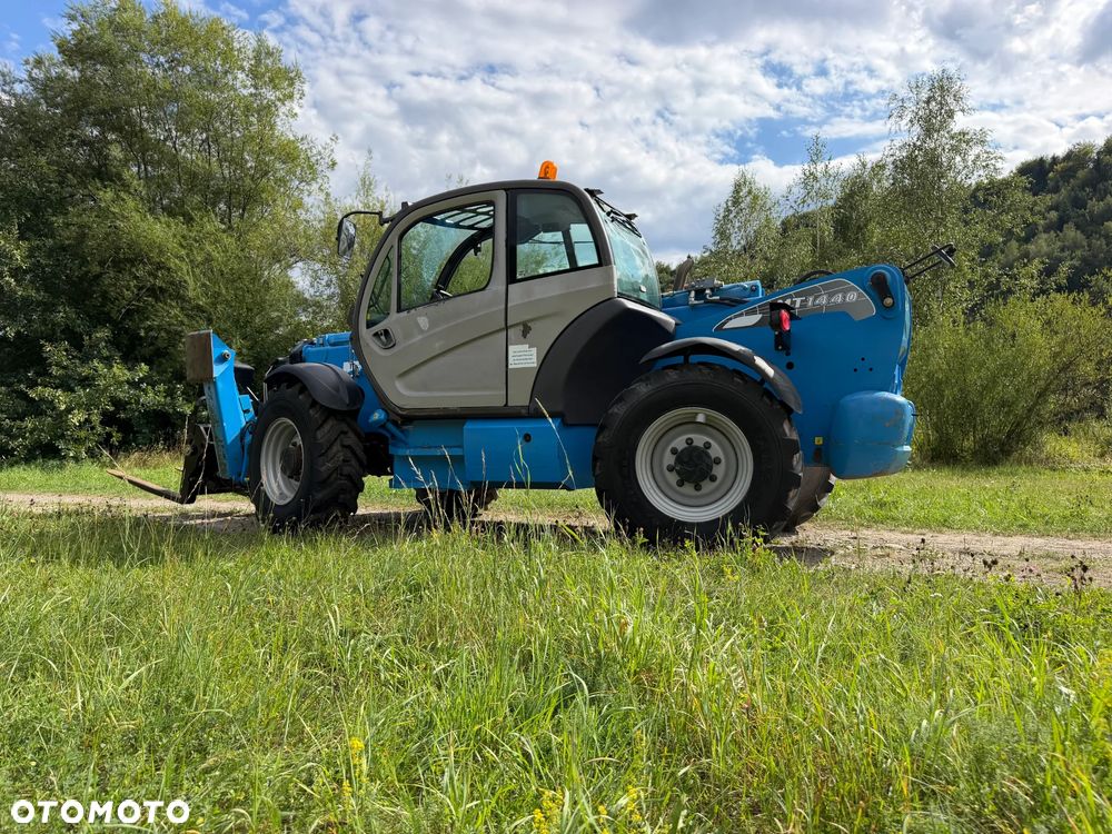 Manitou MT1440. Ładowarka Teleskopowa 14 metrów wysuw! UDŹWIG 4 TONY! Przebieg 2500 mtg. Maszyna jak Nowa z SALONU. 2017 rok. z Norwegii z Gospodarstwa rolnego! Silnik PERKINS Turbo 110 km. Aktualne Serwisy w Dekra. Nowy Model sterowane wszystko z 1 dżojstika. Ani deka luzów czy wycieku. OKAZJA! Jazda REWERS + 4 biegi. Skręt 3 tryby. Wyjście Hydrauliczne na maszcie, Poziomowanie ośi stabilizatory! Wyjścia Hydrauliczne na maszt! Okazja Ani deka luzów i wycieków. Wersja Norweska. Wielka Okazja  Opony jak Nowe! - 40