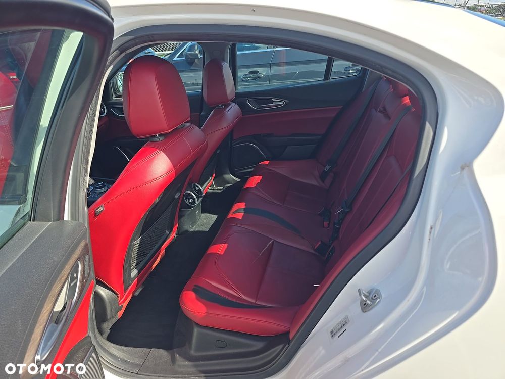 Alfa Romeo Giulia 2.0 Turbo TI Q4 - 9