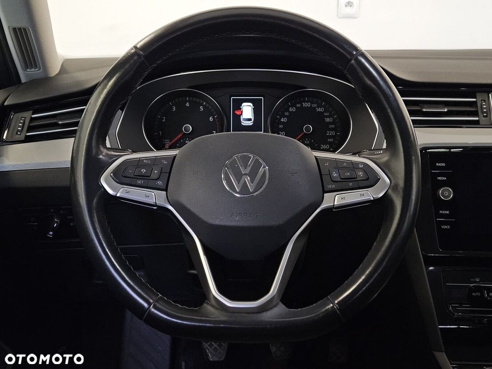 Volkswagen Passat - 11