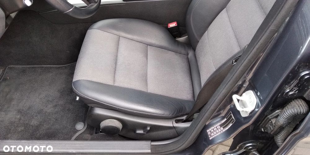 Mercedes-Benz Klasa C 200 T CDI DPF BlueEFFICIENCY Avantgarde - 26