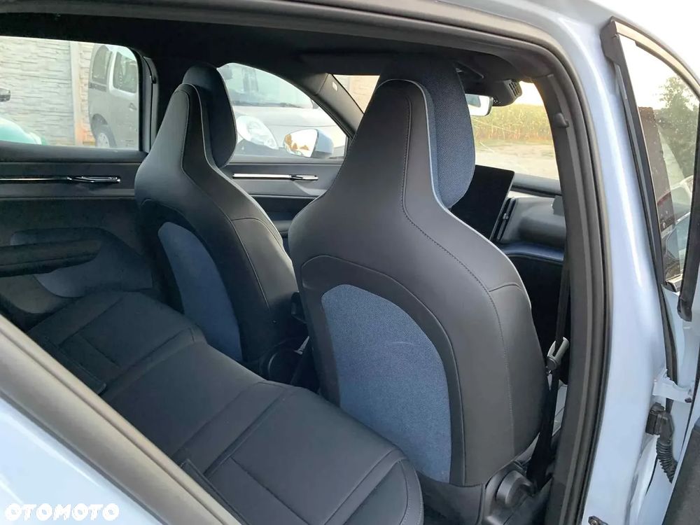 Volvo EX30 Single Motor Extended Range RWD Core - 14