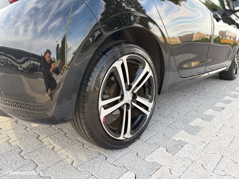 Peugeot 208 - 17