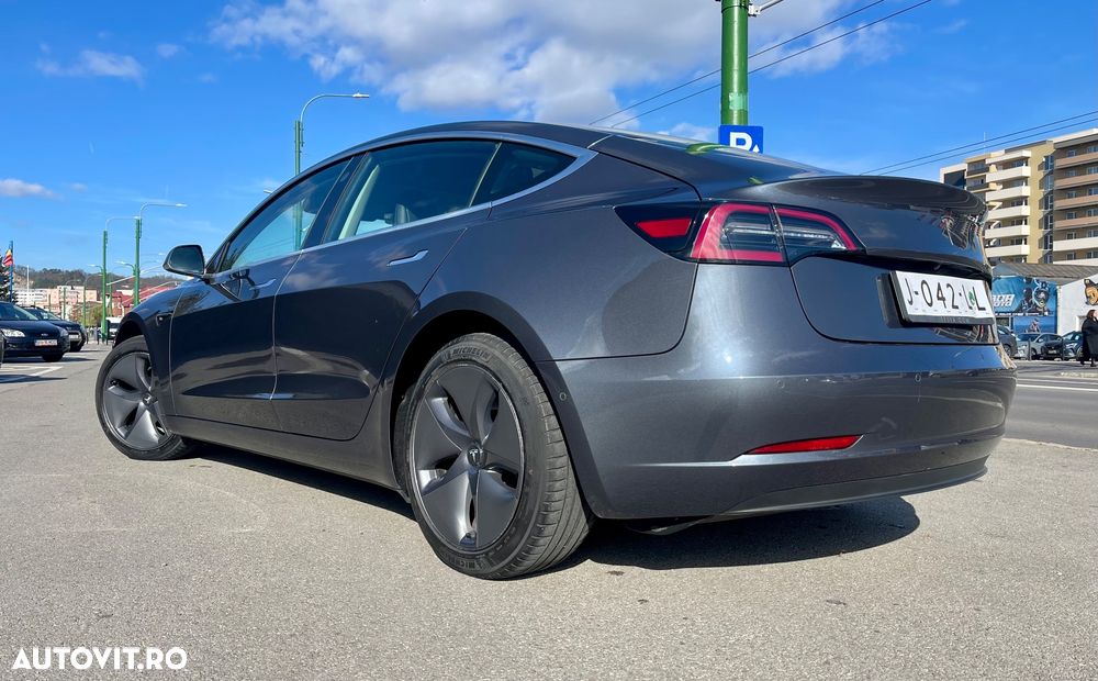 Tesla Model 3 - 10