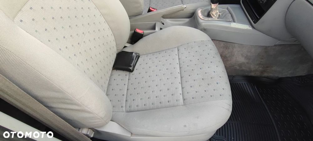 Volkswagen Passat 1.6 CL - 8