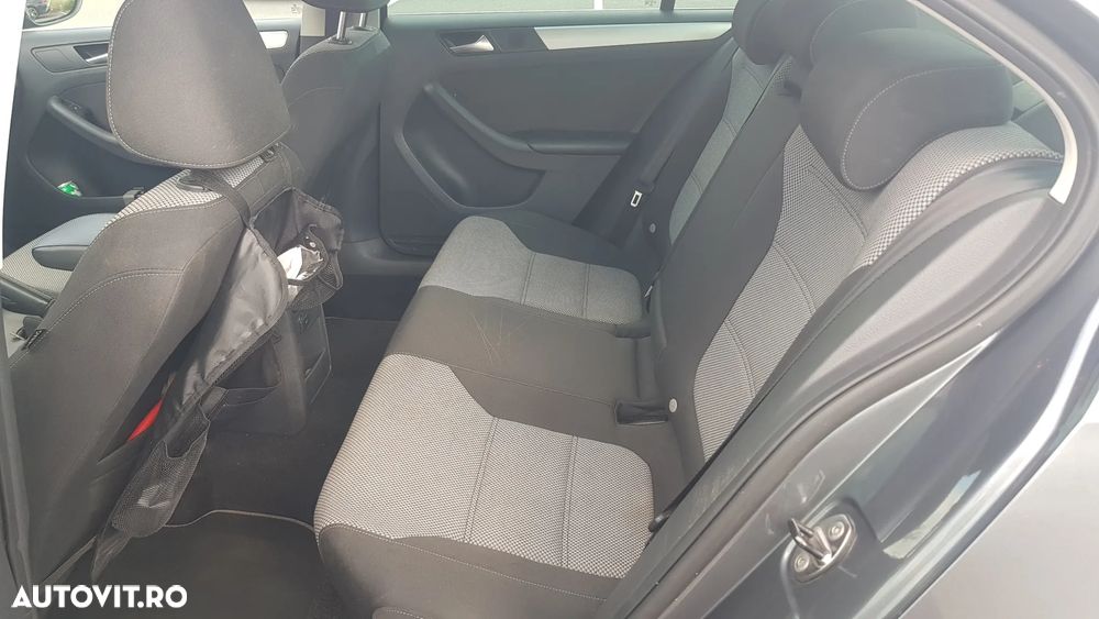 Volkswagen Jetta - 11