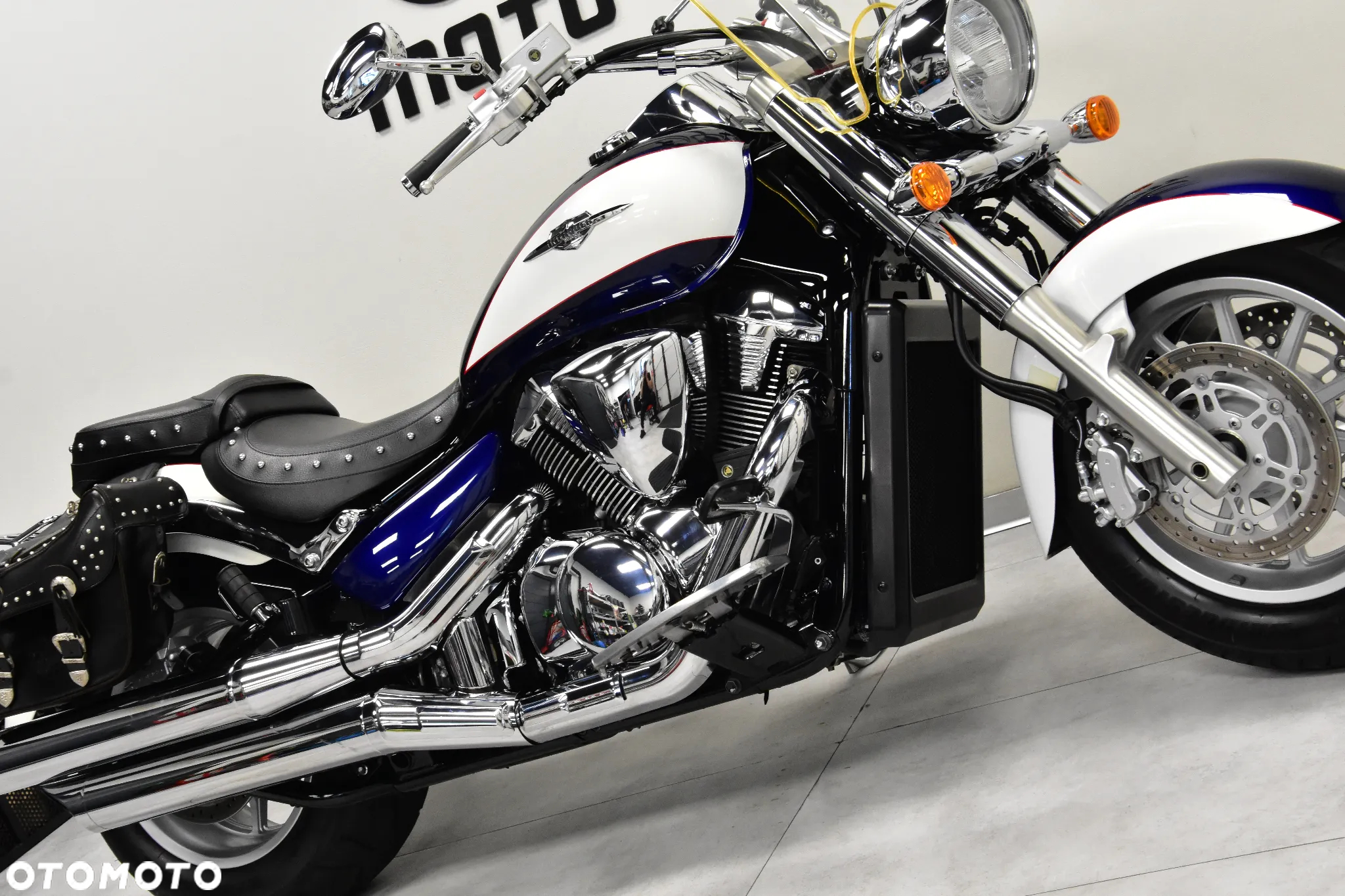 Suzuki Intruder - 11