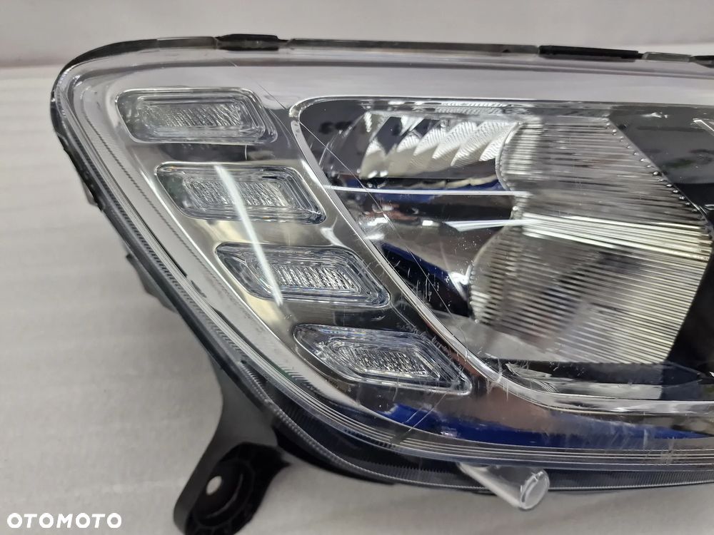 DACIA SANDERO II  LIFT 17- PRAWA LAMPA PRZEDNIA PRZÓD . NR 260103529R , NR AUKCJI LA351 - 2