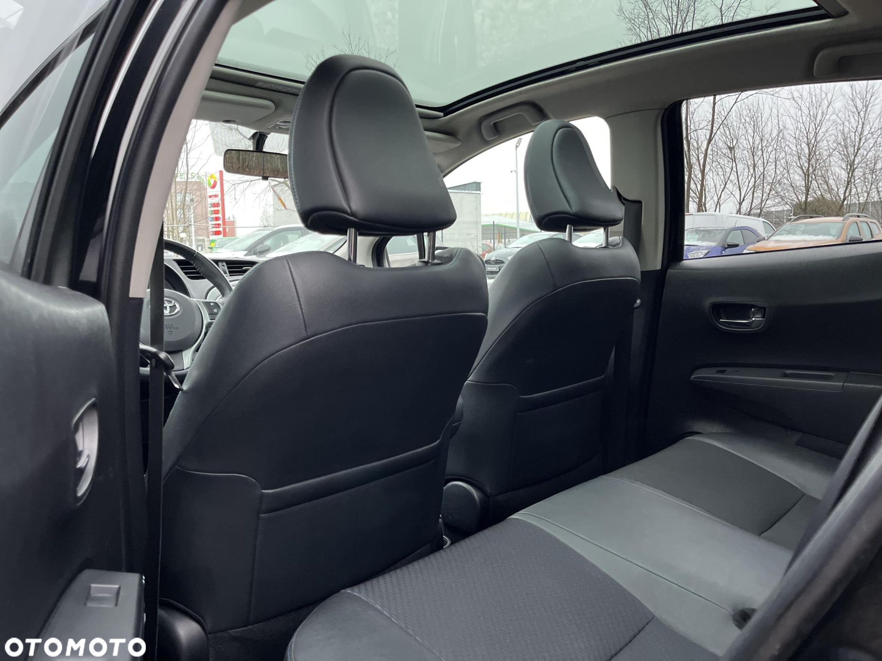 Toyota Yaris Hybrid 100 Dynamic - 14