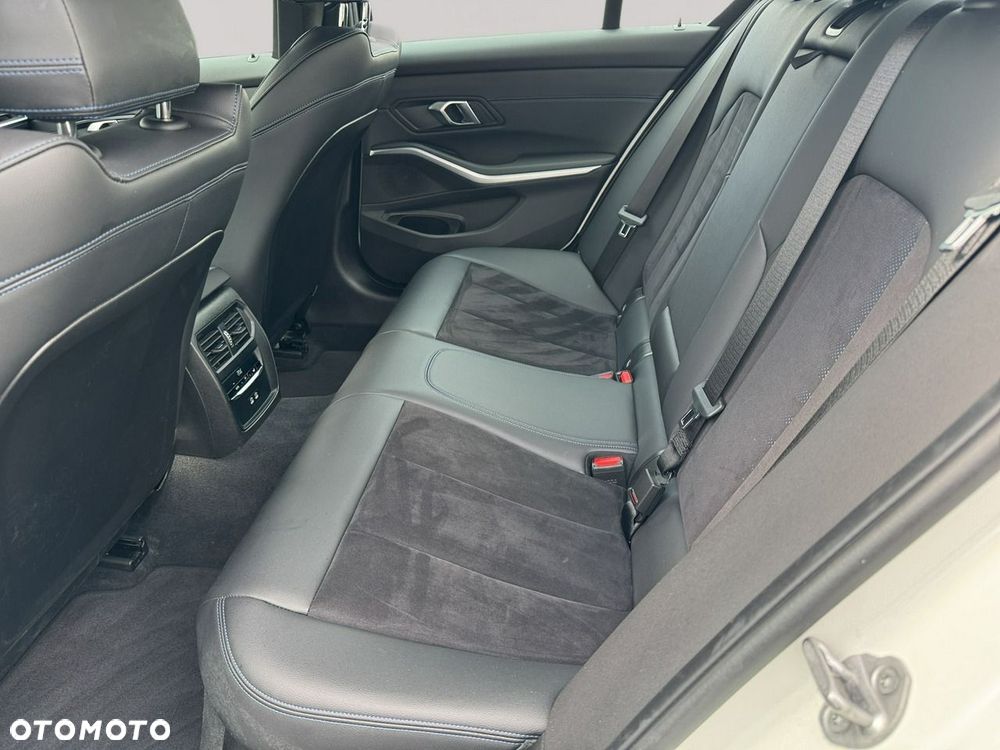 BMW Seria 3 318i M Sport - 22